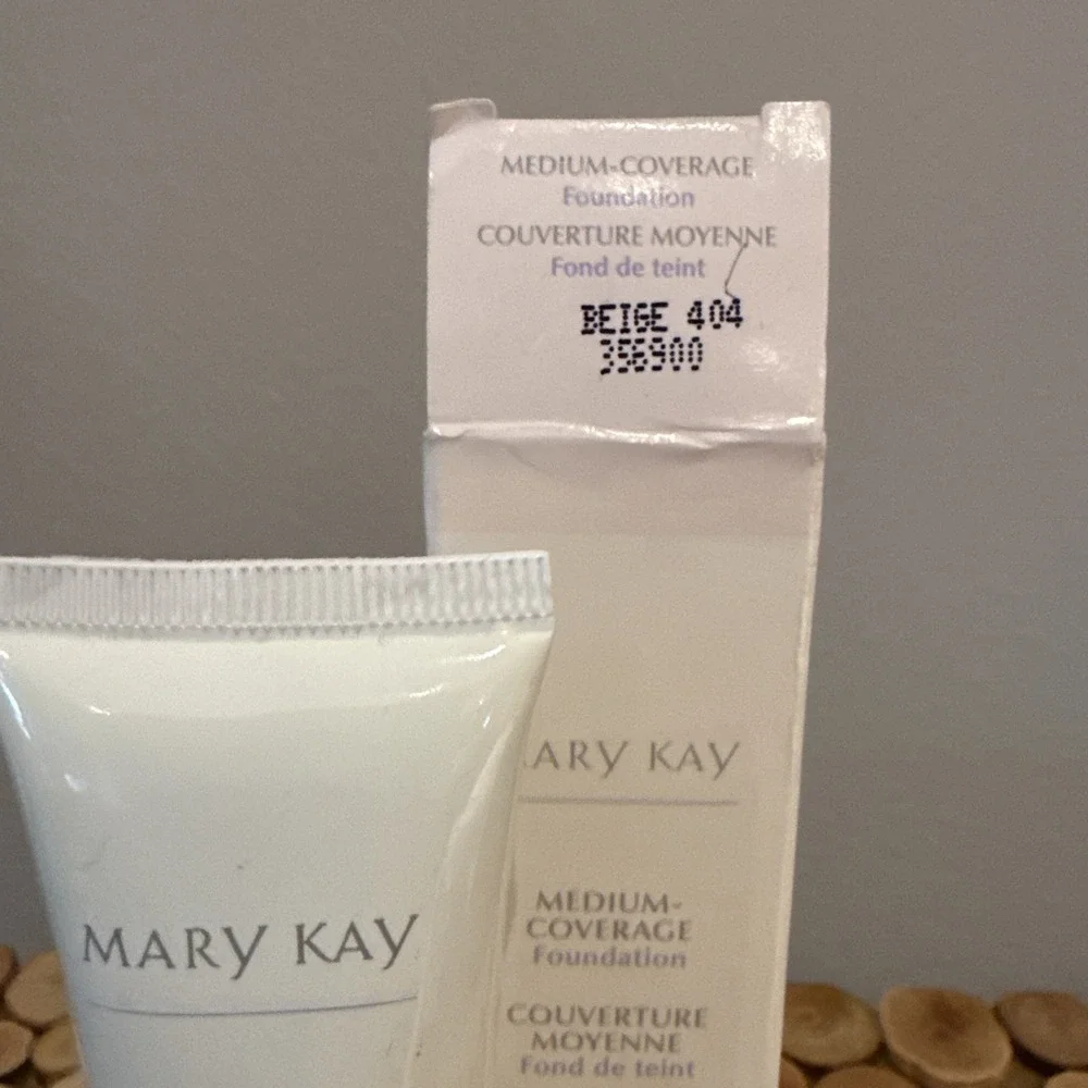 MARY KAY Medium-Coverage Foundation Beige 404 Liquid 1‎ fl oz. 356900 Gray Cap